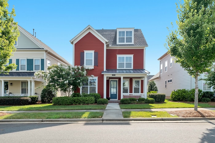 photo-1628624747186-a941c476b7ef Red house.